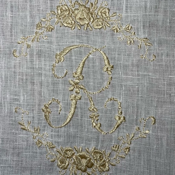 Vintage Linen White One Beige “R” Hand Embroidered Table Runner. - Picture 5 of 10